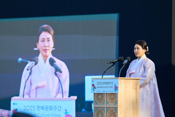 [서울=뉴시스] 최동준 기자 = 김혜경 여사가 21일 서울 종로구 의정부지 역사유적광장에서 열린 '2025 한복문화주간 기념행사'에 참석해 축사를 하고 있다. (사진=대통령실 제공) 2025.10.22. photo@newsis.com *재판매 및 DB 금지