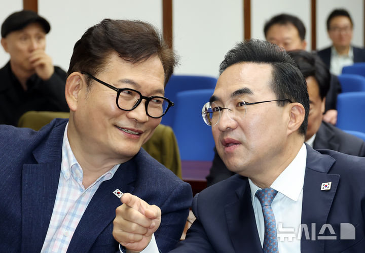 [서울=뉴시스] 고승민 기자 = 송영길 소나무당 대표와 박홍근 더불어민주당 의원이 21일 서울 여의도 국회에서 열린 법제사법위원회의 대전고등법원 등 국정감사에서 대화를 하고 있다. 2025.10.22. kkssmm99@newsis.com