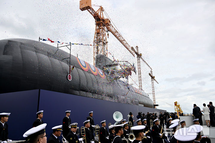[거제=뉴시스] 차용현 기자 =22일 오후 경남 거제시 한화오션에서 장보고-Ⅲ Batch-Ⅱ 1번함인 ‘장영실함’(3600t급)의 진수식이 거행되고 있다. 2025.10.22. con@newsis.com