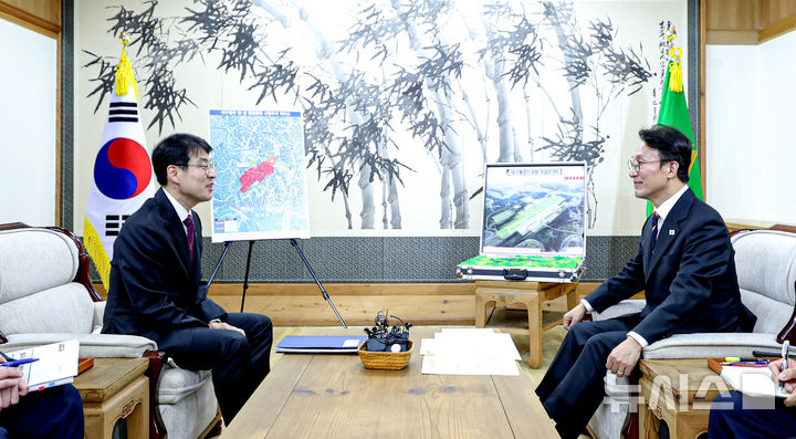 [대구=뉴시스] 이무열 기자 = 김민석(오른쪽) 국무총리가 22일 대구 중구 대구시청 동인청사를 방문해 김정기 대구시장 권한대행과 대구시 현안 사업에 대해 논의하고 있다. 2025.10.22. lmy@newsis.com