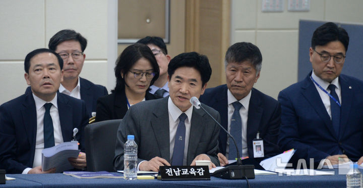 [전주=뉴시스] 김얼 기자 = 김대중(가운데) 전남도교육감이 22일 전북 전주시 전북대학교에서 열린 '2025년도 교육위원회 국정감사'에 참석해 질의에 답변하고 있다. 2025.10.22. pmkeul@newsis.com