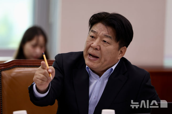 [서울=뉴시스] 김명년 기자 = 양문석 더불어민주당 의원이 22일 오전 서울 여의도 국회 문화체육관광위원회에서 열린 국립중앙박물관 등에 대한 국정감사에서 질의하고 있다. 2025.10.22. kmn@newsis.com