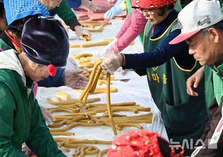 [이천=뉴시스] 김종택 기자 = 지난 10월 22일 경기 이천시 모가면 이천농업테마공원에서 새마을부녀회 회원들이 600m 오색가래떡을 만들고 있다. 2025.10.22. jtk@newsis.com **위 사진은 기사 내용과 무관합니다.