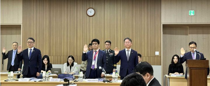 [서울=뉴시스] 조성봉 기자= 박용민(앞줄 왼쪽부터) 주태국대사, 김현수 주캄보디아대사 대리, 정영수 주라오스대사, 최영삼 주베트남대사가 22일(현지시간) 캄보디아 프놈펜 주캄보디아 한국 대사관에서 열린 외교통일위원회 주캄보디아대사관·주베트남대사관·주태국대사관·주라오스대사관에 대한 국정감사에 출석해 증인선서를 하고 있다.(사진=주캄보디아한국대사관 제공) 2025.10.22. photo@newsis.com *재판매 및 DB 금지