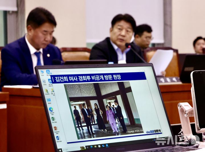 [서울=뉴시스] 김명년 기자 = 양문석 더불어민주당 의원이 22일 오전 서울 여의도 국회 문화체육관광위원회에서 열린 국립중앙박물관 등에 대한 국정감사에서 정용석 국립박물관문화재단 사장에게 김건희 여사의 경복궁 근정전 용상 착석 의혹에 대해 질의하고 있다. 2025.10.22. kmn@newsis.com