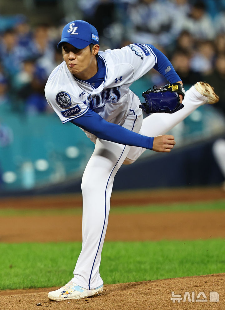 [대구=뉴시스] 최진석 기자 = 22일 대구 수성구 삼성라이온즈파크에서 열린 2025 신한 SOL 뱅크 KBO 포스트시즌 플레이오프 4차전 한화 이글스와 삼성 라이온즈의 경기, 1회초 삼성 선발투수 원태인이 역투하고 있다. 2025.10.22. myjs@newsis.com