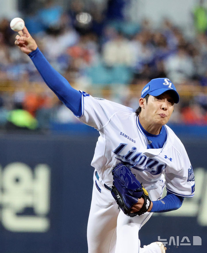 [대구=뉴시스] 이무열 기자 = 22일 대구 수성구 삼성라이온즈파크에서 열린 2025 신한 SOL 뱅크 KBO 포스트시즌 플레이오프 4차전 한화 이글스와 삼성 라이온즈의 경기, 1회초 삼성 선발투수 원태인이 공을 던지고 있다. 2025.10.22. lmy@newsis.com