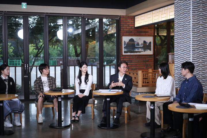 [서울=뉴시스] 정병혁 기자 = 김민석 국무총리가 22일 대구 계명대학교에서 열린 '미래대화 1, 2, 3(제4차 K-토론나라)'에서 발언하고 있다.(사진=국무총리실 제공) 2025.10.22. photo@newsis.com *재판매 및 DB 금지