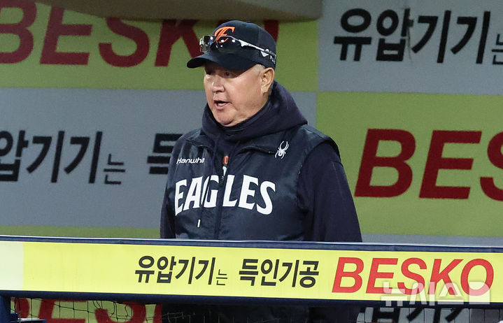[대구=뉴시스] 이무열 기자 = 22일 대구 수성구 삼성라이온즈파크에서 열린 2025 신한 SOL 뱅크 KBO 포스트시즌 플레이오프 4차전 한화 이글스와 삼성 라이온즈의 경기, 3회말 김경문 한화 감독이 경기를 지켜보고 있다. 2025.10.22. lmy@newsis.com
