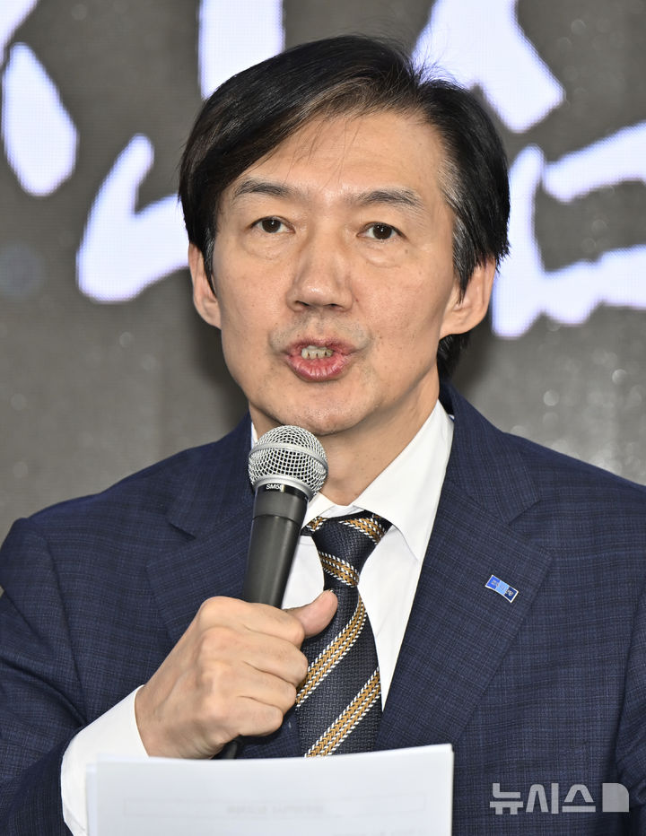 [광주=뉴시스] 박기웅 기자 = 조국 조국혁신당 비상대책위원장이 22일 광주음악산업진흥센터 별관에서 열린 당원간담회에 참석해 모두발언을 하고 있다. 2025.10.22. pboxer@newsis.com