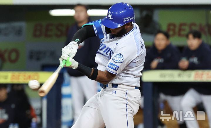 [대구=뉴시스] 이무열 기자 = 22일 대구 수성구 삼성라이온즈파크에서 열린 2025 신한 SOL 뱅크 KBO 포스트시즌 플레이오프 4차전 한화 이글스와 삼성 라이온즈의 경기, 4회말 1사 주자 없는 상황에서 삼성 디아즈가 안타를 치고 있다. 2025.10.22. lmy@newsis.com