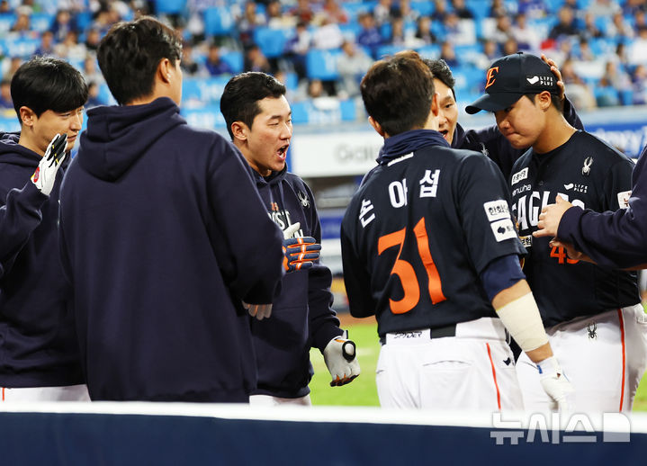 [대구=뉴시스] 최진석 기자 = 22일 대구 수성구 삼성라이온즈파크에서 열린 2025 신한 SOL 뱅크 KBO 포스트시즌 플레이오프 4차전 한화 이글스와 삼성 라이온즈의 경기, 4회말 1사 1루 상황 한화 정우주가 마운드에서 내려와 더그아웃으로 들어가고 있다. 2025.10.22. myjs@newsis.com