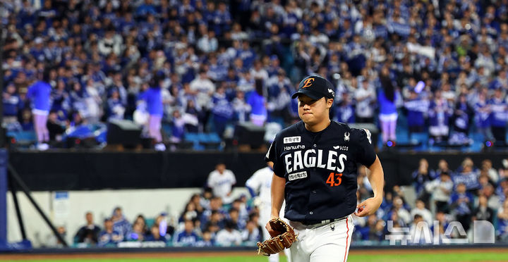 [대구=뉴시스] 최진석 기자 = 22일 대구 수성구 삼성라이온즈파크에서 열린 2025 신한 SOL 뱅크 KBO 포스트시즌 플레이오프 4차전 한화 이글스와 삼성 라이온즈의 경기, 4회말 1사 1루 상황 한화 정우주가 마운드에서 내려오고 있다. 2025.10.22. myjs@newsis.com