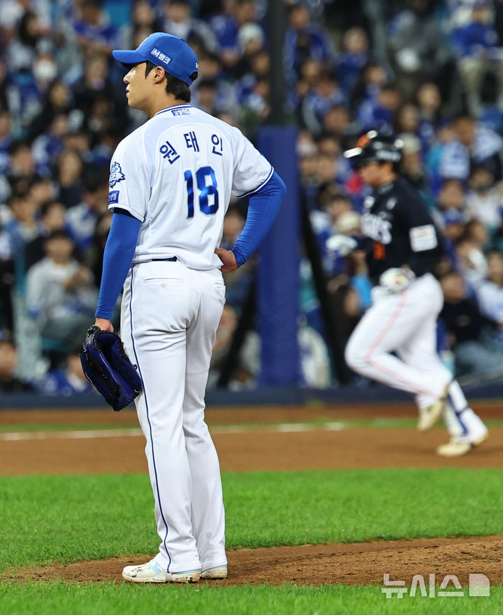 [대구=뉴시스] 최진석 기자 = 22일 대구 수성구 삼성라이온즈파크에서 열린 2025 신한 SOL 뱅크 KBO 포스트시즌 플레이오프 4차전 한화 이글스와 삼성 라이온즈의 경기, 5회초 2사 2,3루 상황 삼성 선발투수 원태인이 한화 문현빈에게 스리런 홈런을 맞고 아쉬워하고 있다. 2025.10.22. myjs@newsis.com