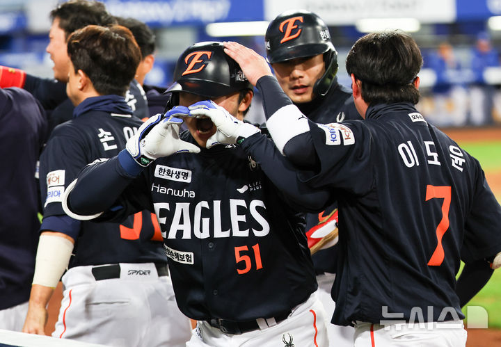 [대구=뉴시스] 최진석 기자 = 22일 대구 수성구 삼성라이온즈파크에서 열린 2025 신한 SOL 뱅크 KBO 포스트시즌 플레이오프 4차전 한화 이글스와 삼성 라이온즈의 경기, 5회초 2사 2,3루 상황 한화 문현빈이 스리런 홈런을 치고 득점 후 기뻐하고 있다. 2025.10.22. myjs@newsis.com