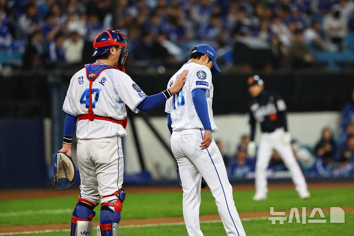 [대구=뉴시스] 최진석 기자 = 22일 대구 수성구 삼성라이온즈파크에서 열린 2025 신한 SOL 뱅크 KBO 포스트시즌 플레이오프 4차전 한화 이글스와 삼성 라이온즈의 경기, 5회초 삼성 포수 강민호가 수투 원태인을 다독이고 있다. 2025.10.22. myjs@newsis.com