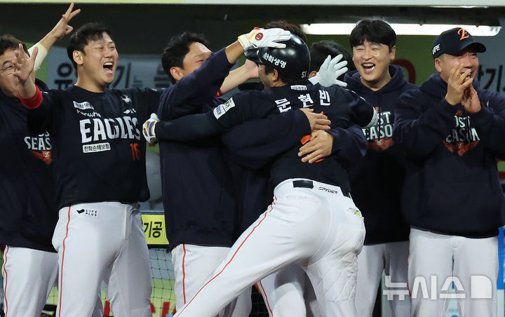 [대구=뉴시스] 이무열 기자 = 22일 대구 수성구 삼성라이온즈파크에서 열린 2025 신한 SOL 뱅크 KBO 포스트시즌 플레이오프 4차전 한화 이글스와 삼성 라이온즈의 경기, 5회초 2사 주자 2,3루 상황에서 한화 문현빈이 스리런 홈런을 친 뒤 더그아웃에 들어서며 동료들과 기뻐하고 있다. 2025.10.22. lmy@newsis.com