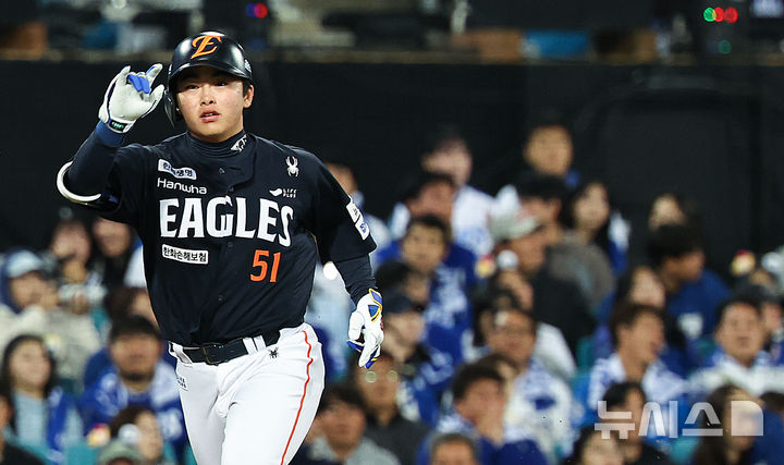[대구=뉴시스] 최진석 기자 = 22일 대구 수성구 삼성라이온즈파크에서 열린 2025 신한 SOL 뱅크 KBO 포스트시즌 플레이오프 4차전 한화 이글스와 삼성 라이온즈의 경기, 5회초 2사 2,3루 상황 한화 문현빈이 스리런 홈런을 치고 홈으로 향하며 기뻐하고 있다. 2025.10.22. myjs@newsis.com