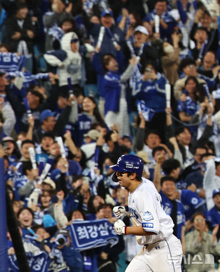 [대구=뉴시스] 최진석 기자 = 22일 대구 수성구 삼성라이온즈파크에서 열린 2025 신한 SOL 뱅크 KBO 포스트시즌 플레이오프 4차전 한화 이글스와 삼성 라이온즈의 경기, 6회말 1사 1,3루 상황 삼성 김영웅이 스리런 동점 홈런을 치고 홈으로 향하고 있다. 2025.10.22. myjs@newsis.com