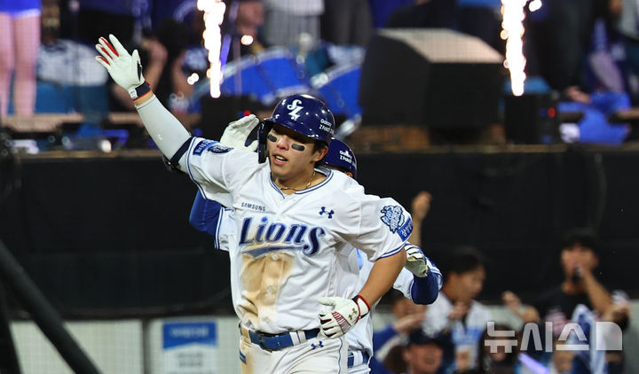 [대구=뉴시스] 최진석 기자 = 22일 대구 수성구 삼성라이온즈파크에서 열린 2025 신한 SOL 뱅크 KBO 포스트시즌 플레이오프 4차전 한화 이글스와 삼성 라이온즈의 경기, 6회말 1사 1,3루 상황 삼성 김영웅이 스리런 동점 홈런을 치고 홈으로 향하며 기뻐하고 있다. 2025.10.22. myjs@newsis.com