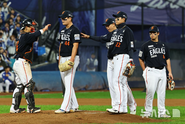 [대구=뉴시스] 최진석 기자 = 22일 대구 수성구 삼성라이온즈파크에서 열린 2025 신한 SOL 뱅크 KBO 포스트시즌 플레이오프 4차전 한화 이글스와 삼성 라이온즈의 경기, 6회말 2사 1,2루 상황 한화 김서현이 마운드에서 내려가고 있다. 2025.10.22. myjs@newsis.com