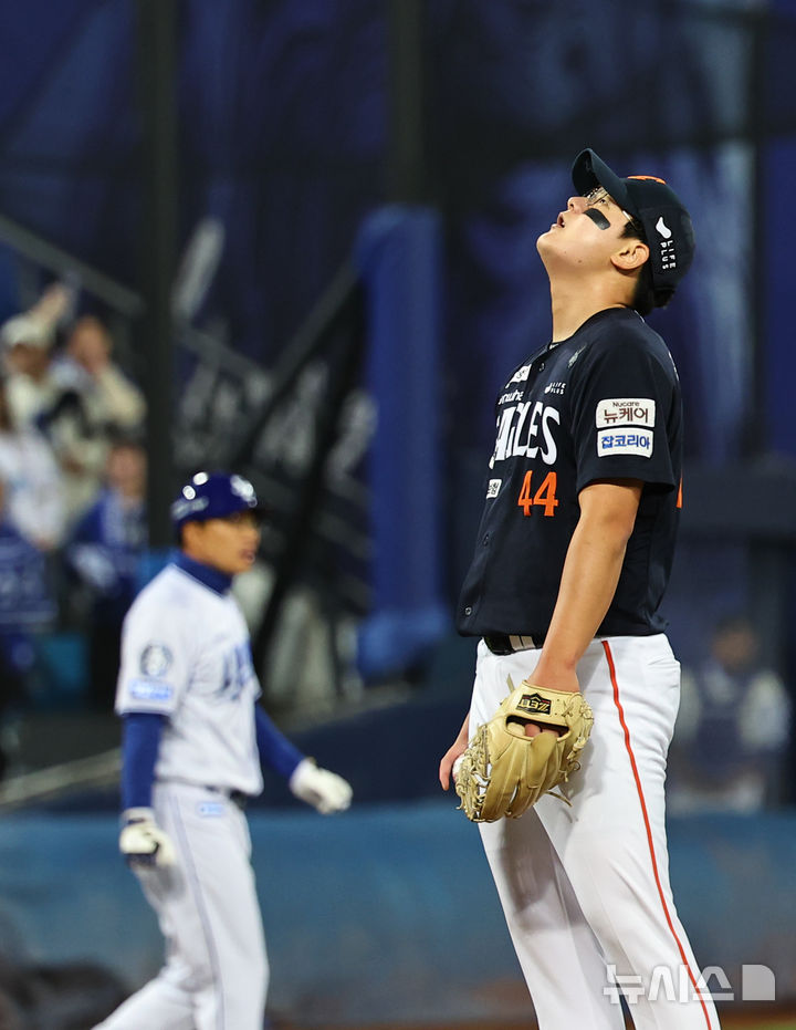 [대구=뉴시스] 최진석 기자 = 22일 대구 수성구 삼성라이온즈파크에서 열린 2025 신한 SOL 뱅크 KBO 포스트시즌 플레이오프 4차전 한화 이글스와 삼성 라이온즈의 경기, 6회말 2사 1,2루 상황 한화 김서현이 마운드에서 내려가며 아쉬워하고 있다. 2025.10.22. myjs@newsis.com