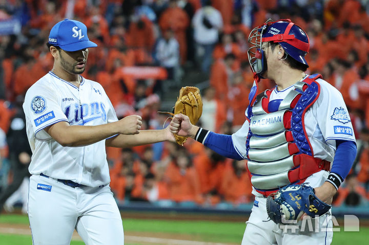 [대구=뉴시스] 이무열 기자 = 22일 대구 수성구 삼성라이온즈파크에서 열린 2025 신한 SOL 뱅크 KBO 포스트시즌 플레이오프 4차전 한화 이글스와 삼성 라이온즈의 경기, 7회초 2사 주자 2,3루 상황에서 삼성 가라비토가 한화 문현빈을 플라이아웃 시킨 뒤 더그아웃에 들어서며 포수 강민호와 기뻐하고 있다. 2025.10.22. lmy@newsis.com