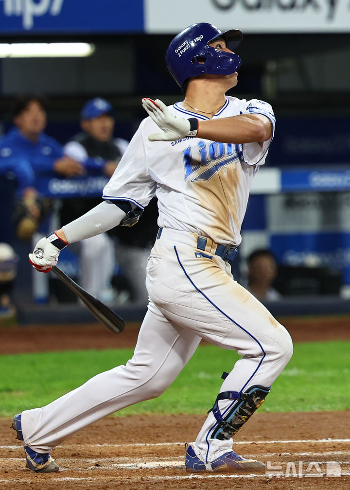 [대구=뉴시스] 최진석 기자 = 22일 대구 수성구 삼성라이온즈파크에서 열린 2025 신한 SOL 뱅크 KBO 포스트시즌 플레이오프 4차전 한화 이글스와 삼성 라이온즈의 경기, 8회말 1사 1,2루 상황 삼성 김영웅이 역전 스리런 홈런을 치고 있다. 2025.10.22. myjs@newsis.com