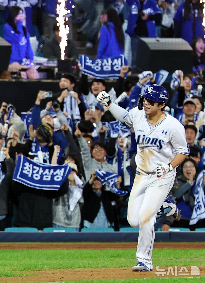 [대구=뉴시스] 최진석 기자 = 22일 대구 수성구 삼성라이온즈파크에서 열린 2025 신한 SOL 뱅크 KBO 포스트시즌 플레이오프 4차전 한화 이글스와 삼성 라이온즈의 경기, 7회말 1사 1,2루 상황 삼성 김영웅이 역전 스리런 홈런을 치고 홈으로 향하고 있다. 2025.10.22. myjs@newsis.com