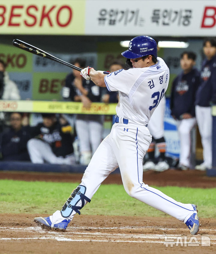 [대구=뉴시스] 이무열 기자 = 22일 대구 수성구 삼성라이온즈파크에서 열린 2025 신한 SOL 뱅크 KBO 포스트시즌 플레이오프 4차전 한화 이글스와 삼성 라이온즈의 경기, 7회말 1사 주자 1,2루 상황에서 삼성 김영웅이 스리런 홈런을 치고 있다. 2025.10.22. 2025.10.22. lmy@newsis.com