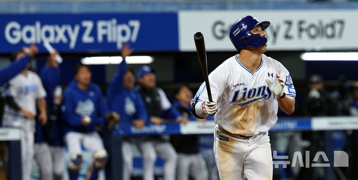 [대구=뉴시스] 최진석 기자 = 22일 대구 수성구 삼성라이온즈파크에서 열린 2025 신한 SOL 뱅크 KBO 포스트시즌 플레이오프 4차전 한화 이글스와 삼성 라이온즈의 경기, 7회말 1사 1,2루 상황 삼성 김영웅이 역전 스리런 홈런을 치고 타구를 바라보고 있다. 2025.10.22. myjs@newsis.com