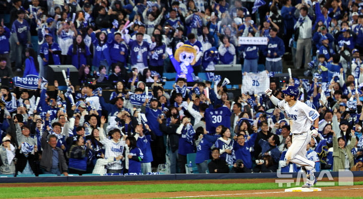 [대구=뉴시스] 최진석 기자 = 22일 대구 수성구 삼성라이온즈파크에서 열린 2025 신한 SOL 뱅크 KBO 포스트시즌 플레이오프 4차전 한화 이글스와 삼성 라이온즈의 경기, 7회말 1사 1,2루 상황 삼성 김영웅이 역전 스리런 홈런을 치고 홈으로 향하고 있다. 2025.10.22. myjs@newsis.com