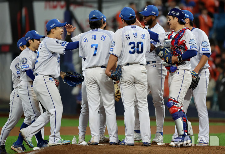 [대구=뉴시스] 이무열 기자 = 22일 대구 수성구 삼성라이온즈파크에서 열린 2025 신한 SOL 뱅크 KBO 포스트시즌 플레이오프 4차전 한화 이글스와 삼성 라이온즈의 경기, 7-4로 승리한 삼성 선수들이 기뻐하고 있다. 2025.10.22. lmy@newsis.com