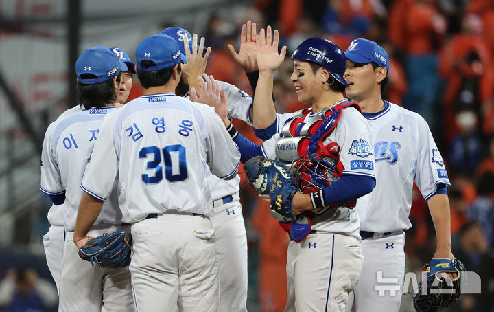 [대구=뉴시스] 이무열 기자 = 22일 대구 수성구 삼성라이온즈파크에서 열린 2025 신한 SOL 뱅크 KBO 포스트시즌 플레이오프 4차전 한화 이글스와 삼성 라이온즈의 경기, 7-4로 승리한 삼성 선수들이 기뻐하고 있다. 2025.10.22. lmy@newsis.com