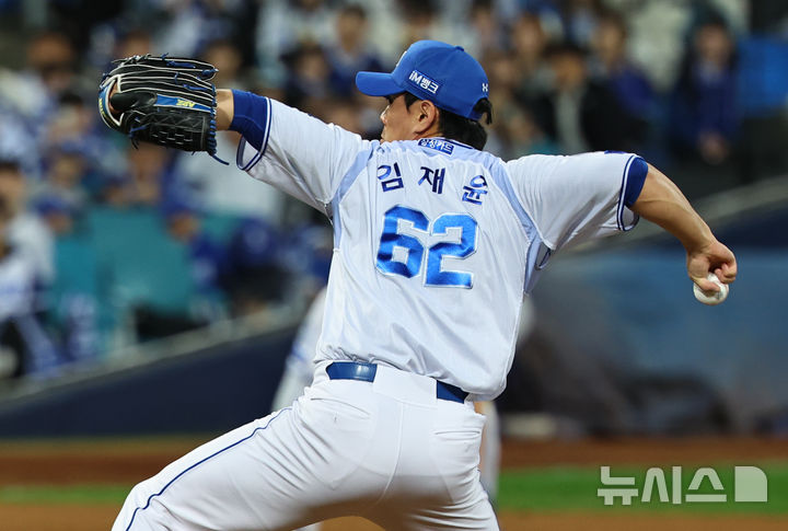 [대구=뉴시스] 최진석 기자 = 22일 대구 수성구 삼성라이온즈파크에서 열린 2025 신한 SOL 뱅크 KBO 포스트시즌 플레이오프 4차전 한화 이글스와 삼성 라이온즈의 경기, 9회초 삼성 김재윤이 역투하고 있다. 2025.10.22. myjs@newsis.com
