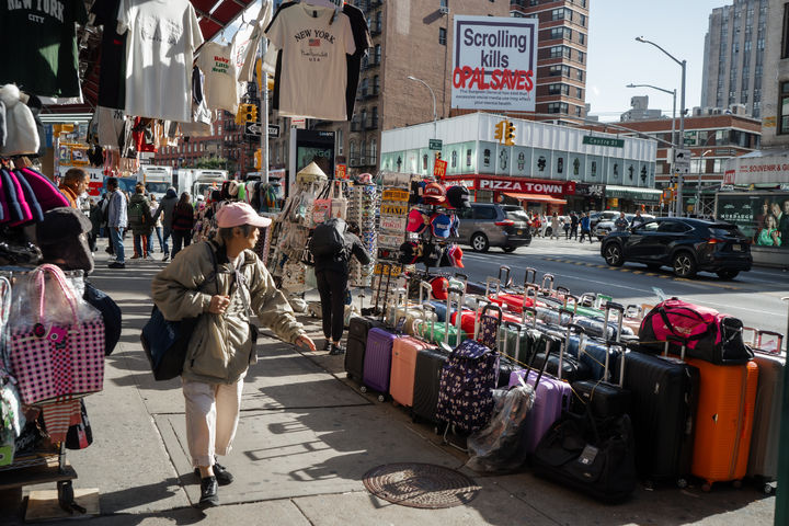 [뉴욕=AP/뉴시스]22일(현지 시간) 미국 뉴욕 맨해튼 커넬가에 기념품 가게 등이 보인다. 2025.10.23.