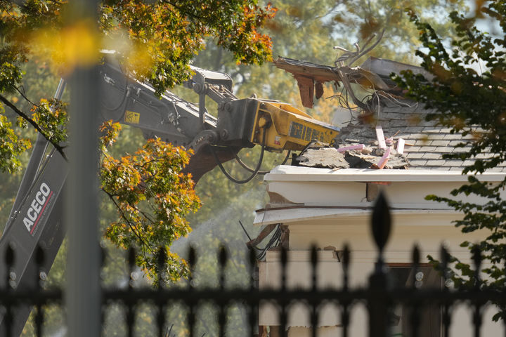 [워싱턴=AP/뉴시스] 22일(현지 시간) 워싱턴 백악관 이스트윙이 새 연회장을 짓기 위해 철거 작업이 이어지고 있다. 지난 20일부터 철거를 시작한 이스트윙 철거는 백악관이 연회장 계획안 심사도 전에 철거부터 시작하면서 백악관의 역사적 가치를 훼손했다는 지적과 비난을 받고 있다. 2025.10.23.
