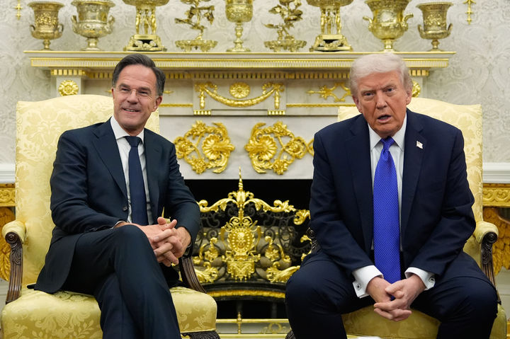 [워싱턴=AP/뉴시스] 사진은 도널드 트럼프 미국 대통령(오른쪽)이 지난해 10월 22일(현지 시간) 백악관 집무실에서 마르크 뤼터 북대서양조약기구(나토) 사무총장과 회담하는 모습. 2026.01.12.