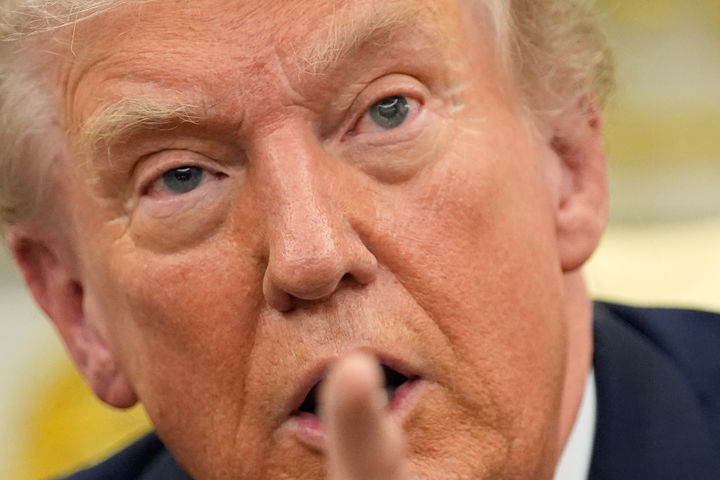 [워싱턴=AP/뉴시스]도널드 트럼프 미국 대통령이 지난 22일(현지 시간) 백악관에서 마르크 뤼터 북대서양조약기구(NATO·나토) 사무총장과 회담하며 발언하고 있다. 2025.10.24.