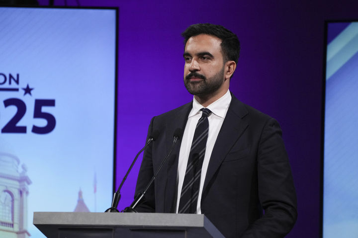 [ 뉴욕= AP/뉴시스] 뉴욕시 민주당 시장 후보 조란 맘다니가 라가르디아 공연예술센터에서 열린 후보 토론회에서 지난달 22일(현지 시간) 발언하고 있다. 2025.11.04.