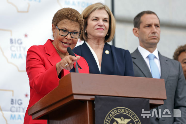 [로스앤젤레스 = AP/ 뉴시스] 미 전국 최대 항구 LA항의 컨테이너 화물선 화재가 11월 21일 밤에 발생, 22일에는 완전히 진화되었고 자택 주거제한 명령도 이 날 해제되었다.&nbsp; 사진은 지난 22일 샌프란시스코에 연방 군대가 진입한 뒤 이를 비난하는 카렌 바스 LA시장. 2025.11.23.&nbsp;&nbsp; 