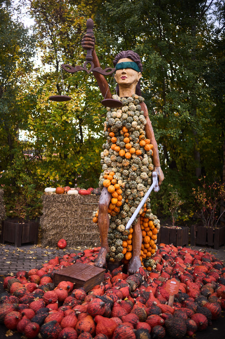 [벨리츠=AP/뉴시스] 21일(현지 시간) 독일 베를린 인근 벨리츠 마을의 클라이스토프 농장에서 열린 연례 호박 축제에 정의의 여신을 묘사한 작품이 전시돼 있다. 올해 축제 주제는 ‘강한 여성들’이다. 2025.10.23.
