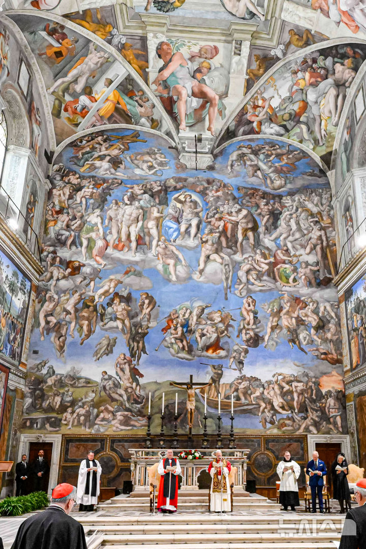 [바티칸=AP/뉴시스] 23일 로마 바티칸 교황청에서 미켈란젤로의 '최후의 심판'이 천장에 그려진 시스티나 대성당에서 찰스 3세 영국 국왕과 레오 14세 교황이 양측 결별 약 500년만에 처음으로 공동 예배를 갖고 있다. 2025.10.23. 