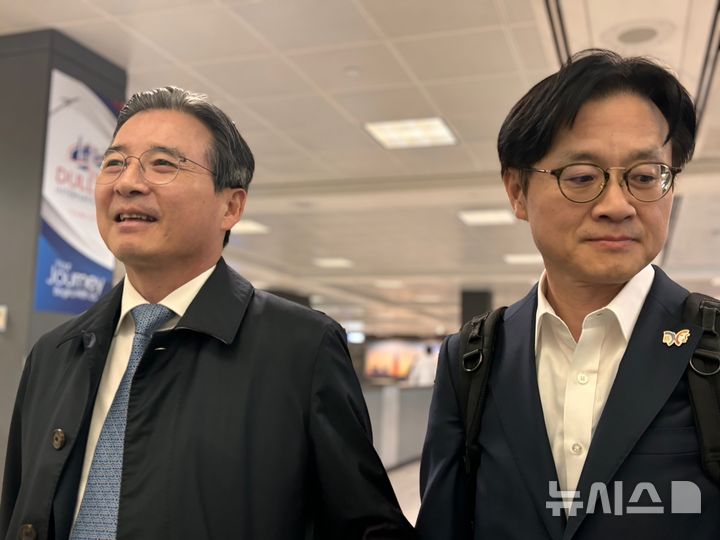 [워싱턴=뉴시스]이윤희 특파원 = 한미 관세 후속 협상을 위해 22일(현지 시간) 다시 미국을 찾은 김용범 대통령실 정책실장과 김정관 산업통상자원부 장관이 미국 워싱턴DC 인근 덜레스국제공항으로 입국하며 특파원들 질문에 답하고 있다. 김 실장은 사흘, 김 장관은 이틀 만에 다시 미국을 찾았다. 2025.10.23.