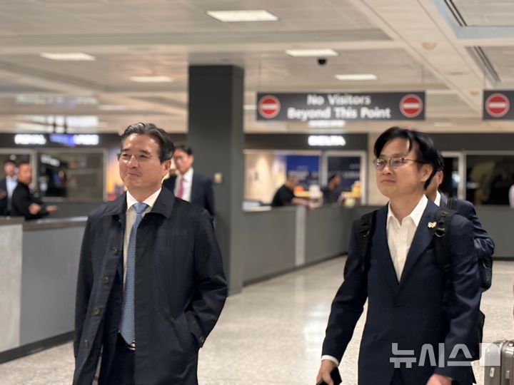 [워싱턴=뉴시스]이윤희 특파원 = 김용범 대통령실 정책실장과 김정관 산업통상자원부 장관이 한미 관세 후속 협상을 위해 22일(현지 시간) 미국 워싱턴DC 인근 덜레스국제공항으로 입국하고 있다. 2025.10.23.