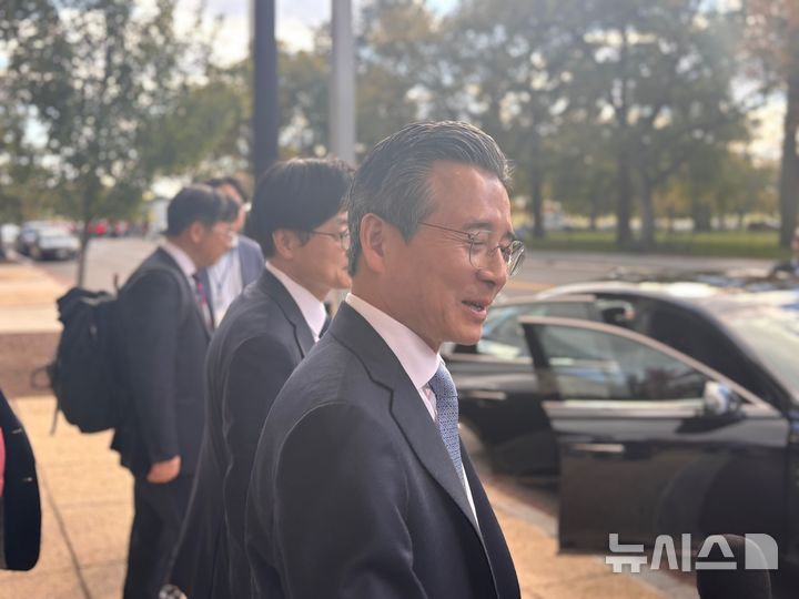 [워싱턴=뉴시스]이윤희 특파원 = 김용범 대통령실 정책실장이 김정관 산업통상자원부 장관과 22일(현지시간) 미국 워싱턴DC에서 하워드 러트닉 미 상무장관과 협상을 진행한 뒤, 상무부 청사를 나서고 있다. 2025.10.23.