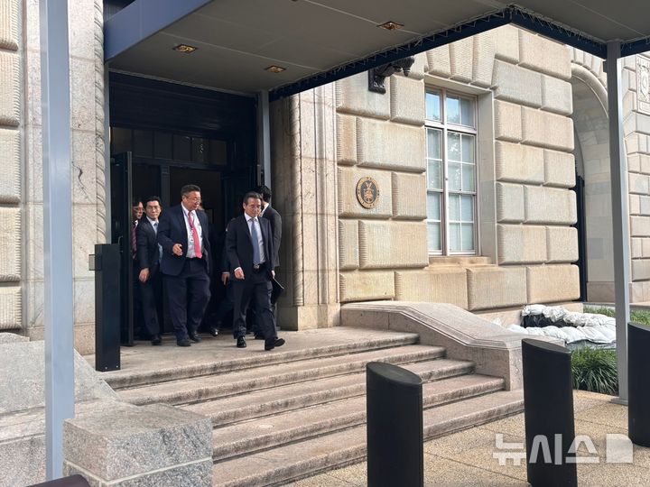 [워싱턴=뉴시스]이윤희 특파원 = 김용범 대통령실 정책실장이 김정관 산업통상자원부 장관과 22일(현지시간) 미국 워싱턴DC에서 하워드 러트닉 미 상무장관과 협상을 진행한 뒤, 상무부 청사를 나서고 있다. 2025.10.23. 