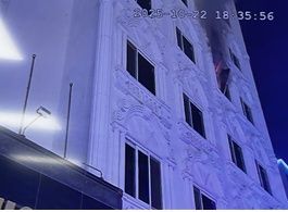 [보령=뉴시스] 지난 22일 충남 보령시 신흑동의 한 호텔에서 불이 나 4층 객실 외부 창문에서 검은색 연기가 나고 있다. (사진=보령소방서 제공) 2025.10.23. photo@newsis.com *재판매 및 DB 금지