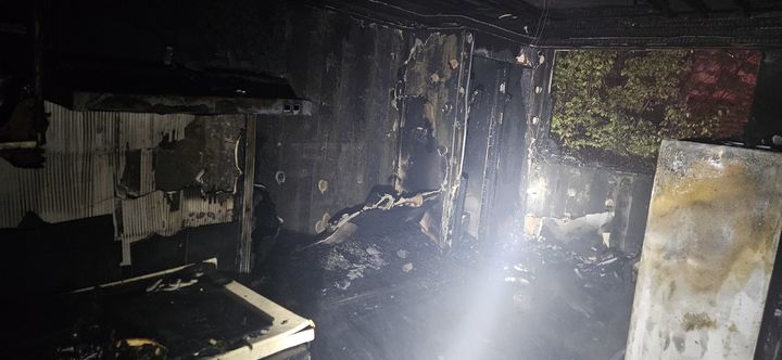 [대전=뉴시스] 지난 22일 오후 11시32분께 대전시 유성구 궁동의 한 7층짜리 원룸주택에서 불이 나 27분 만에 꺼졌다(사진은 불이 난 해당 호실이 불에 탄 모습). (사진=대전소방본부 제공) 2025.10.23. photo@newsis.com *재판매 및 DB 금지