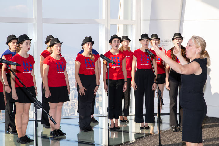 [부산=뉴시스] 롯데월드 어드벤처 부산은 28일 오후 3시 가든스테이지에서 체코 '세베라첵 합창단' 초청 공연을 연다. (사진=롯데월드 어드벤처 부산 제공) 2025.10.23. photo@newsis.com *재판매 및 DB 금지